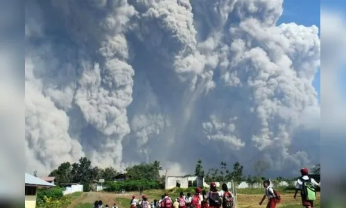 Erupção de vulcão na Indonésia obriga retirada de 4.400 habitantes