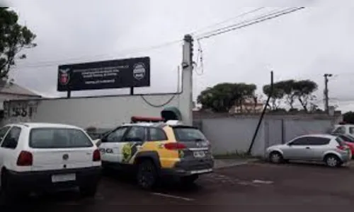 Irmão gêmeo esfaqueia outro, vai pra delegacia, mas ferido retira queixa