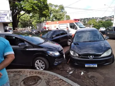 Criança de 7 anos fica ferida em acidente envolvendo três carros