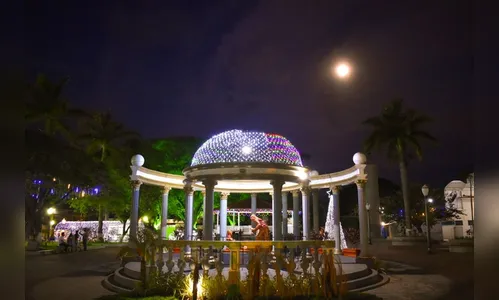 Decoração de Natal com muitas luzes e cores em Lunardelli