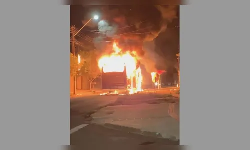 Ônibus é incendiado na zona norte de Londrina
