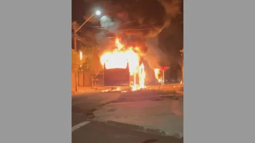 Ônibus é incendiado na zona norte de Londrina