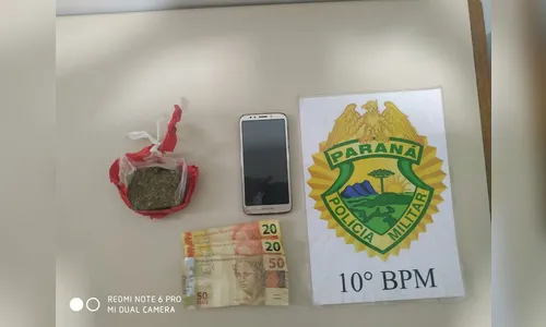 Homem de 20 anos com tornozeleira eletrônica é preso com maconha