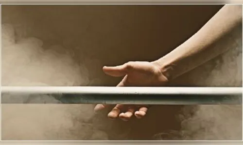 Mulher agride ex-namorado com barra de ferro; polícia foi chamada