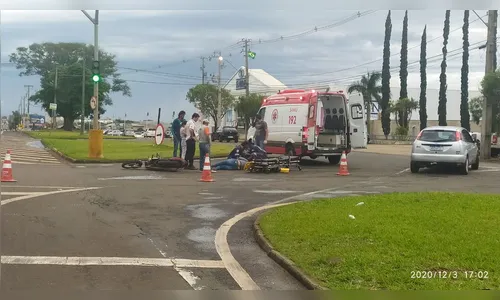 Samu atende acidente entre carro e moto em Arapongas