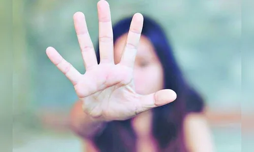 Não aceita o fim do relacionamento e ameaça ex-mulher com revólver