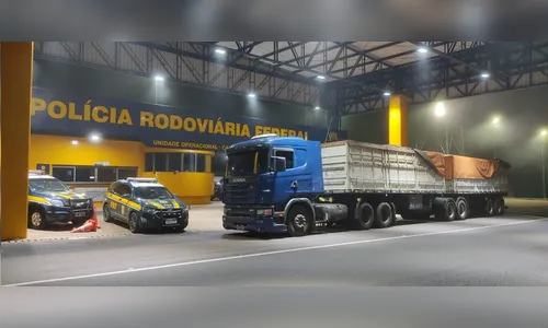 PRF apreende 500 mil maços de cigarros contrabandeados em Cascavel