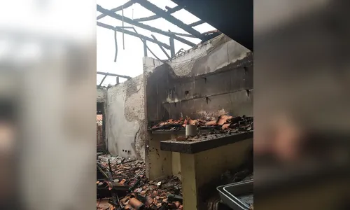 Família faz 'vaquinha online' após incêndio destruir casa
