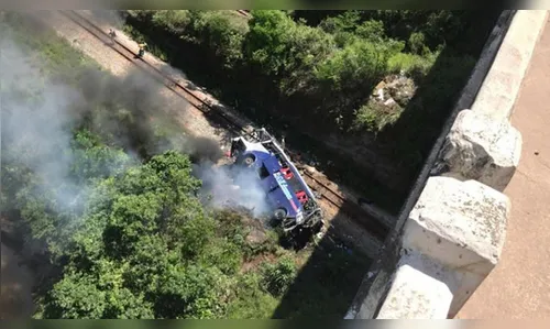 Ônibus de viagem cai de viaduto de 15 metros e deixa 10 mortos