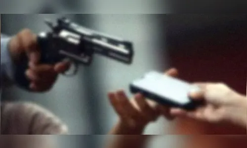 Trio de assaltantes leva celular de vítima em Apucarana