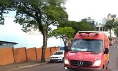 Motorista capota o carro próximo a UPA em Apucarana