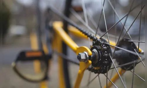 Ciclista atinge reboque de carreta e fica inconsciente