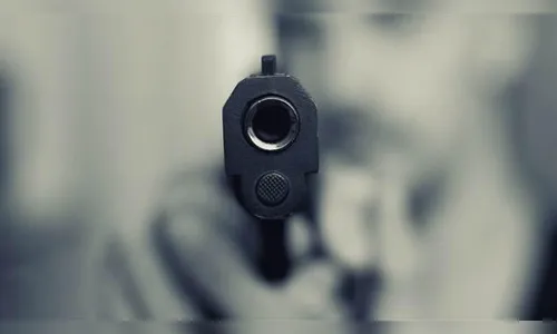 Ladrões apontam arma para motorista e carro é roubado