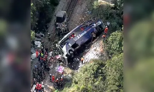 Sobe para 19 número de mortos em acidente de ônibus no interior de Minas