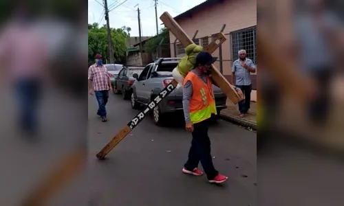 Devoto de Cambira segue caminhada rumo a Ourinhos; assista
