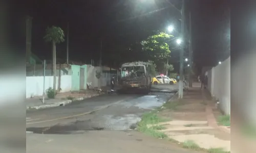Pela segunda vez em menos de uma semana, ônibus é queimado na região