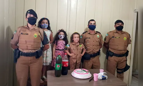 Policiais fazem visita surpresa em aniversário de 4 anos