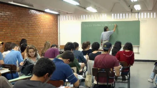 Ministro da Educação agora fala em retomar aulas nas universidades em março