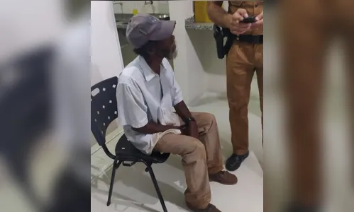 Polícia Militar salva idoso desmaiado em casa pegando fogo