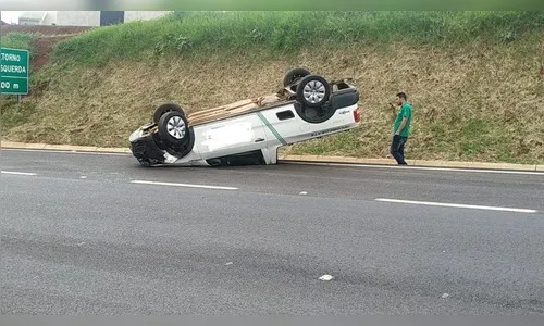 Carro capota após ser fechado no Contorno Sul