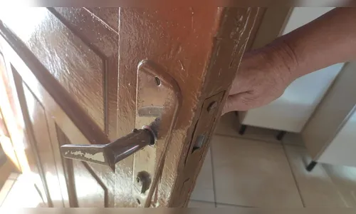 Moradora deixa residência e ao retornar à encontra arrombada