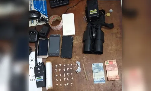 Polícia prende dois com drogas e materiais para o tráfico