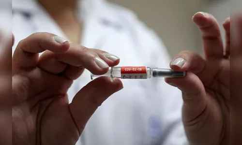 Policiais e professores querem prioridade na fila da vacina