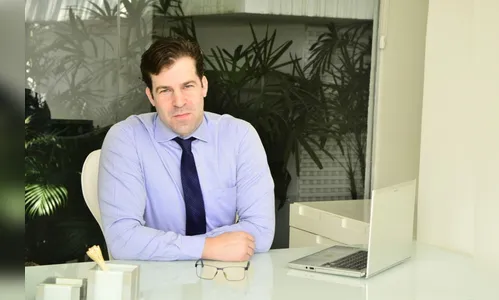 Cirurgião plástico Dr. Thomas Benson influencia pessoas na internet