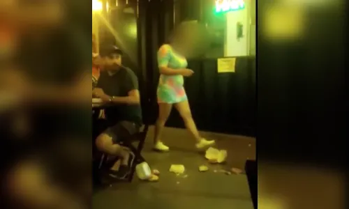 Cliente chama dona de restaurante de 'chimpanzé' e joga lanches no chão; ASSISTA