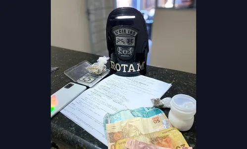 PM prende homens com mandados de prisão e apreende drogas