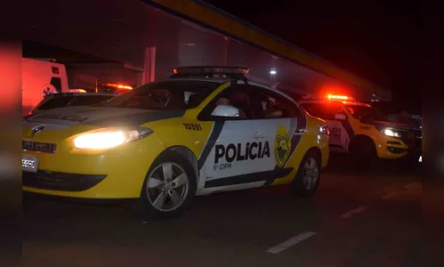 Motorista abandona veículo e foge após bater em carro estacionado