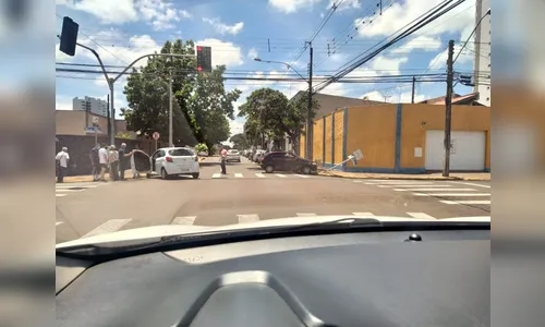 Acidente envolvendo dois veículos é registrado nesta manhã