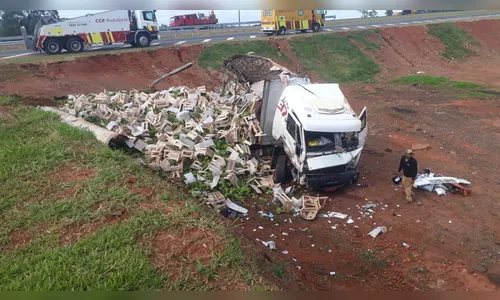 Caminhão carregado com banana tomba na BR-376