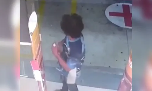 Homem entra em farmácia e toma álcool em gel
