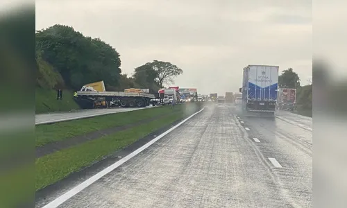 Carreta fica em 'L' e bloqueia trânsito na região de Contorno Sul de Rolândia