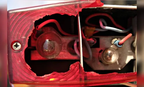 Lanterna quebrada de carro acaba em desentendimento e lesão corporal