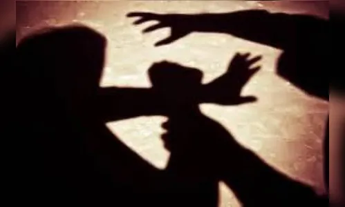 Homem fica ferido após briga; ele foi levado para o hospital