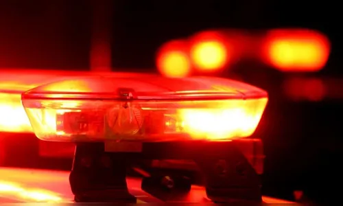 Homem em surto danifica carro do vizinho na Vila Nova