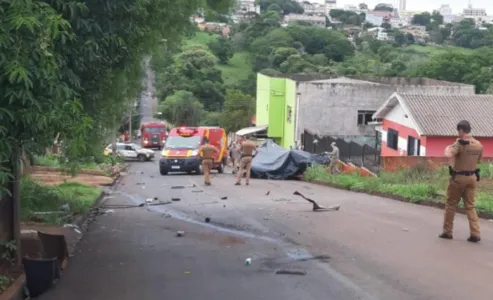 Um casal e a filha que estavam no Uno morreram no local do acidente