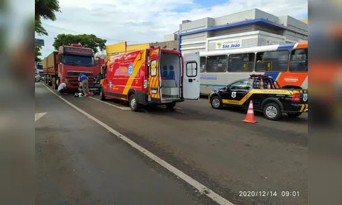 Acidente envolve caminhão e moto nesta segunda-feira