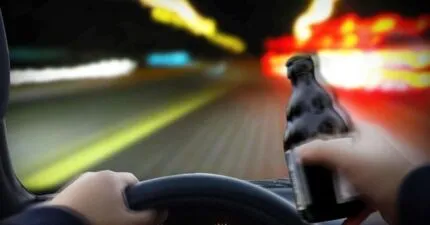 Homem embriagado dirige em “zigue-zague” e é preso pela PM