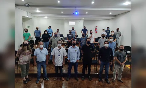 Trabalhadores são capacitados na instalação de painéis solares