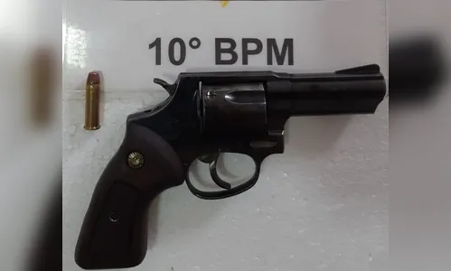 Homem de 26 anos é preso por porte ilegal de arma de fogo; Assista.