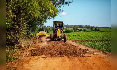 Arapongas executa serviço de manutenção na Estrada Aliança