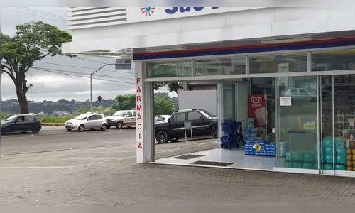 Homem tenta fugir após furtar estabelecimento, mas acaba pego