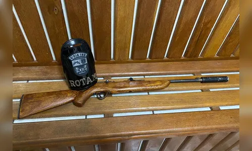 Homens são presos portando arma de fogo e material de caça em motocicleta