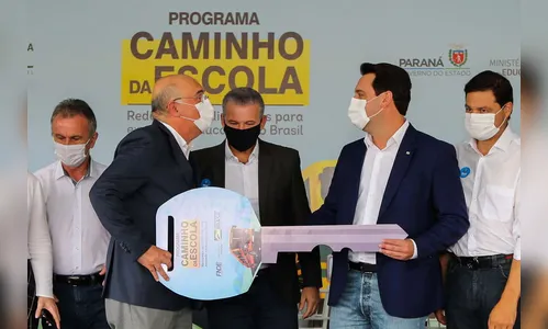 Governo entrega 45 ônibus escolares para comunidades rurais do Paraná