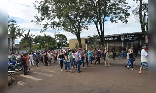 Manifestantes pedem justiça após família morrer em acidente; ASSISTA