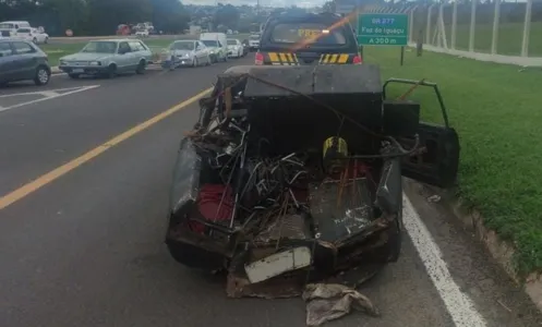 Motorista é multado após conduzir carro em péssimo estado de conservação