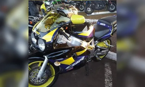 Moto de 900 cilindradas é furtada em via pública